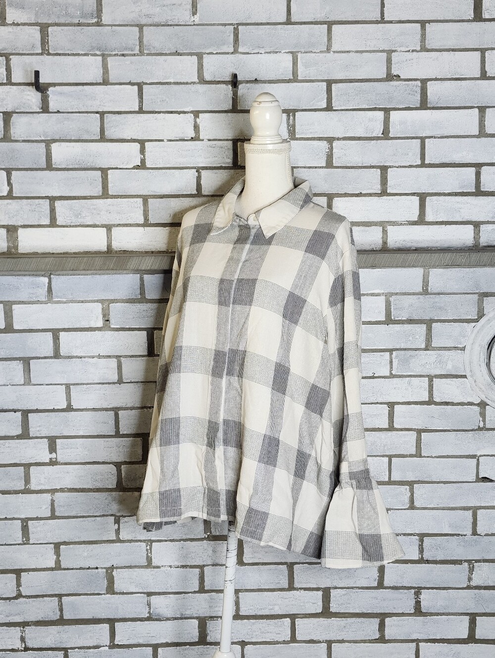 • Lane Bryant Womens Button Up Top Size 22 Ivory Black Plaid Ruffled Bell Sleeve